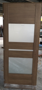 PORTA BATTENTE DX NOCE SCURO RAFFAELLO. LISTELLARE CON VETRI SATINATI. TELAIO 80X210 €30.00
