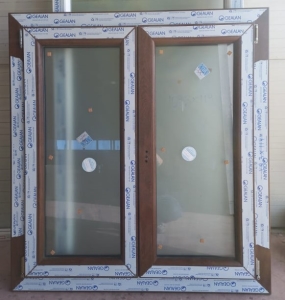 FINESTRA PVC 2 ANTE DX NOCE CON VETRO SATINATO, L109,5 X H119 €344,04 POSA E TRASPORTO ESCLUSI
