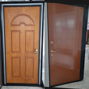BLINDATO LEGNO, ESTERNO PANTOGRAFATO ROVERE GOLD E INTERNO NOCE, L90XH210. €800,00 POSA E TRASPORTO ESCLUSI.