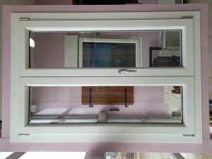 Finestra in PVC bianco frassino effetto legno, due ante tirare dx, con anta-ribalta, misure L102,5 x H153,5 € 332,15 POSA E TRASPORTO ESCLUSI