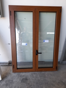 FINESTRA ALLUMINIO TAGLIO TERMICO 2 ANTE DX - FINITURA NOCE CHIARO MIS LXH 1130X1565 N° 2 PEZZI € 597,11 (L'UNA)