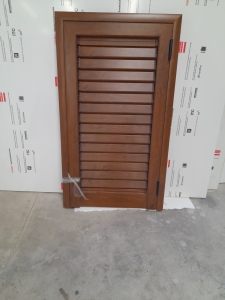 PERSIANA IN ALLUMINIO 1 ANTA SPINGERE SX FINITURA NOCE CHIARO MIS LXH 60,5X110 € 295,50